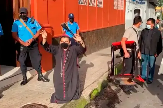 مراقبة الأسقف رولاندو ألفاريز، من قبل الشرطة في نيكاراغوا منذ بداية شهر أغسطس/أب 2022