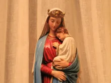 تمثال مريم العذراء تحتضن الطفل يسوع