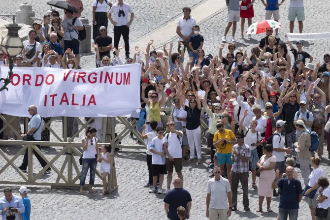 المؤمنون المحتشدون في ساحة القديس بطرس في الفاتيكان في 21 أغسطس/آب 2022