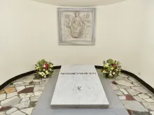 ضريح البابا بنديكتوس السادس عشر في المغاور الفاتيكانيّة