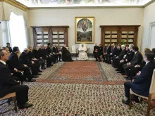 البابا فرنسيس يلتقي وفدًا من المعهد الأوروبي للدراسات الدوليّة في الفاتيكان