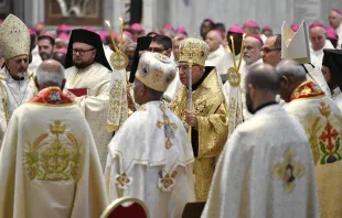 بطاركة الشرق الكاثوليك يحتفلون بالذبيحة الإلهيّة لانطلاق الأسبوع الثاني للدورة الأولى من السينودس عن السينودسيّة، صباح 9 أكتوبر/تشرين الأول، في بازيليك القدّيس بطرس-الفاتيكان مصدر الصورة: فاتيكان ميديا
