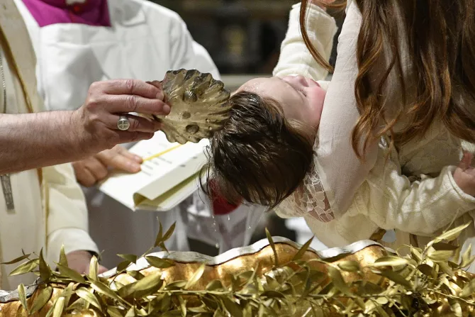 البابا فرنسيس يمنح سرّ المعموديّة لثلاثة عشر طفلًا-1