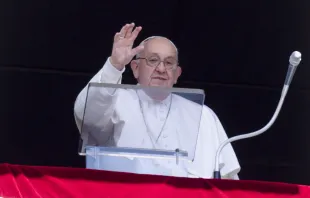 البابا فرنسيس يتلو صلاة «افرحي يا ملكة السماء» مع المؤمنين المحتشدين في ساحة القدّيس بطرس-الفاتيكان مصدر الصورة: فاتيكان ميديا