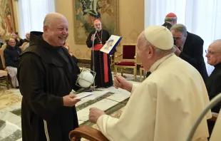 البابا يقدّم «جائزة الأمّ تريزا» لثلاثة أشخاص في يوم عيد ميلاده Provided by: Vatican Media