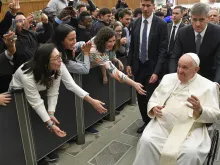 البابا فرنسيس يلتقي عمداء وأساتذة وتلاميذ وموظفي الجامعات والمعاهد الحبريّة في روما