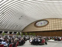 المشاركون في السينودس يلتقون في قاعة بولس السادس، الفاتيكان، يوم 25 أكتوبر/تشرين الأول الحالي