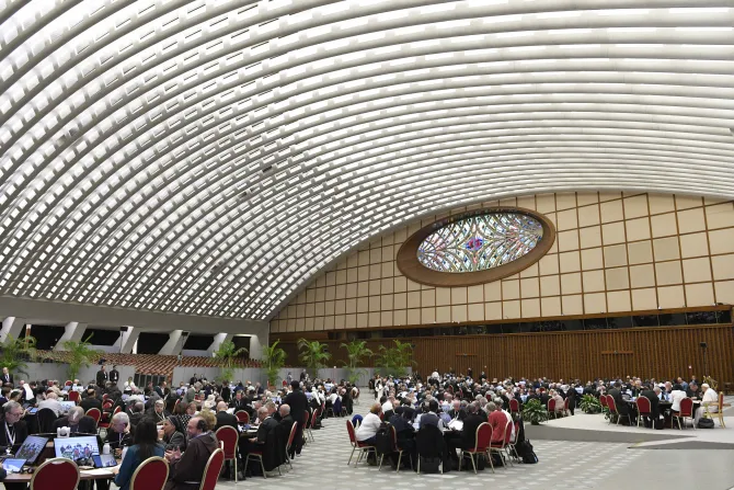 المشاركون في السينودس يلتقون في قاعة بولس السادس، الفاتيكان، يوم 25 أكتوبر/تشرين الأول الحالي