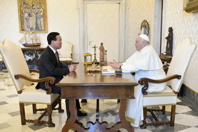 البابا فرنسيس يلتقي الرئيس الفيتنامي فو فان ثونغ في الفاتيكان