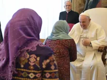 البابا فرنسيس يلتقي المشاركين في المحاضرة العالميّة «نساء يشيِّدن ثقافة لقاء بين الأديان»