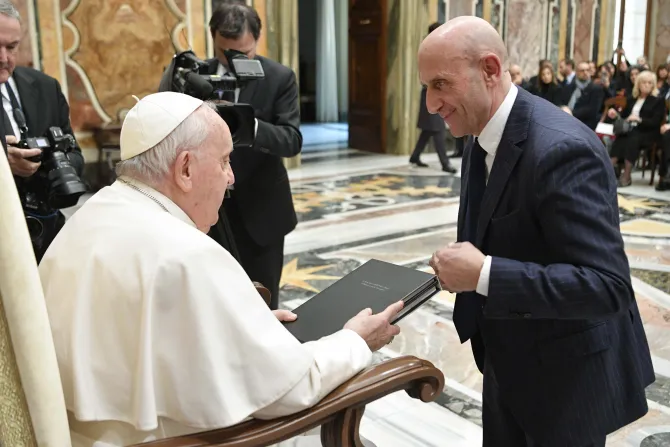 البابا فرنسيس يلتقي مدراء وموظّفي المعهد الوطني الإيطالي للتأمين ضدّ الحوادث في العمل