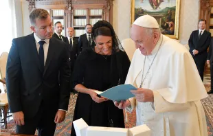 رئيسة جمهوريّة المَجَر مع البابا فرنسيس Provided by: Vatican Media