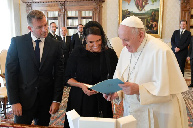 رئيسة جمهوريّة المَجَر مع البابا فرنسيس