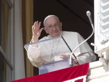 البابا فرنسيس يتلو ظهر اليوم صلاة التبشير الملائكي مع المؤمنين من نافذة الشقّة البابويّة في القصر الرسولي-الفاتيكان