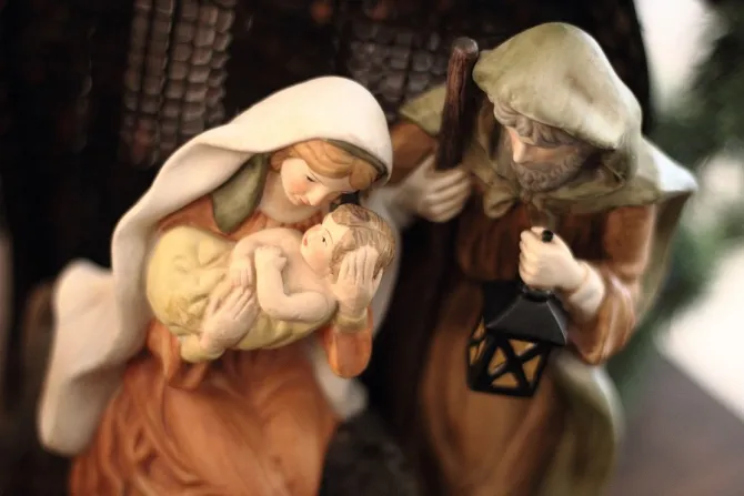 مريم العذراء ويوسف البتول يحملان الطفل يسوع