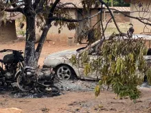 سيّارات محترقة بعد هجوم الجمعة العظيمة في 7 أبريل/نيسان 2023 في نغبان، نيجيريا