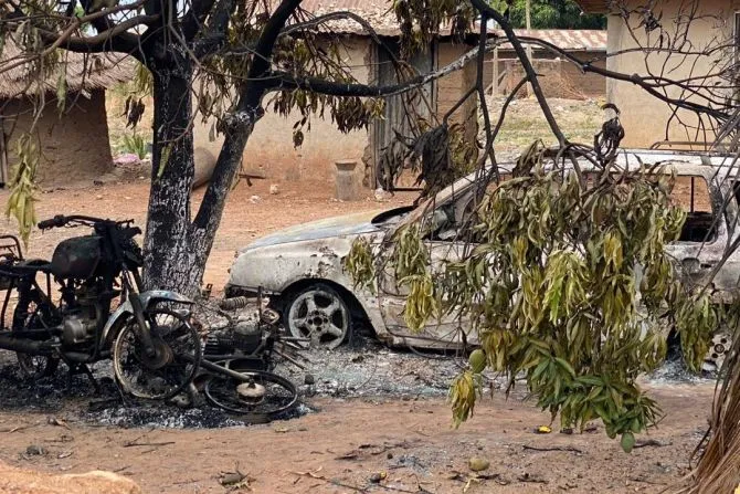 سيارات محترقة بعد هجوم الجمعة العظيمة في 7 أبريل/نيسان 2023 في نغبان، نيجيريا