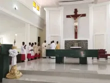 قداس عيد الفصح في كنيسة فرنسيس كسفاريوس الكاثوليكيّة التابعة لأبرشيّة أوندو في نيجيريا