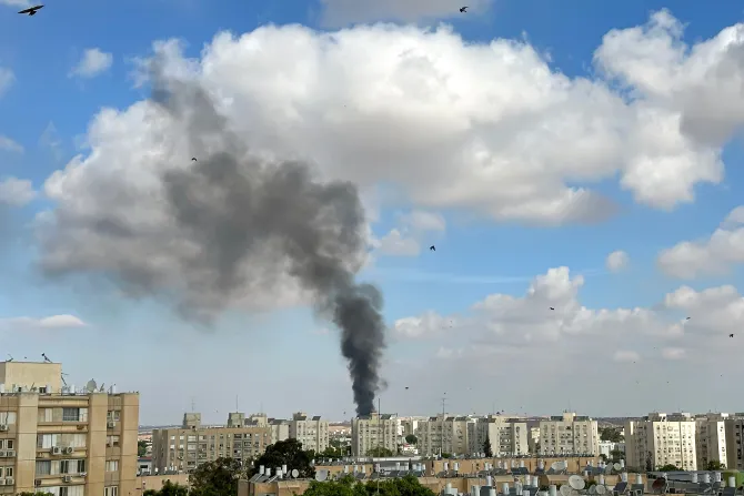 دخان يتصاعد من موقع سقوط صاروخ أطلقته «حماس» على إسرائيل في 7 أكتوبر/تشرين الأول 2023