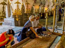 حجّاج يصلّون في كنيسة القيامة-القدس