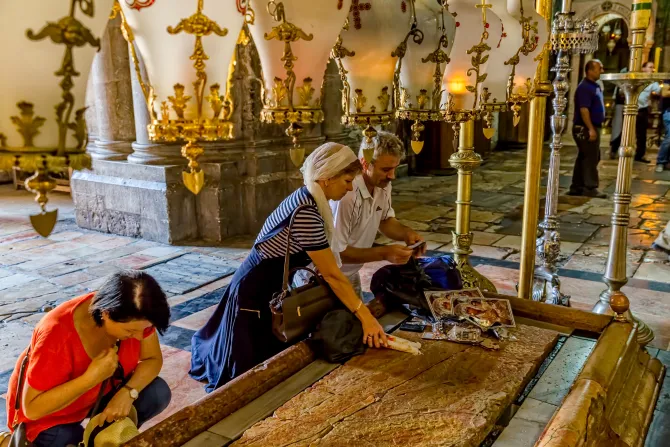 حجّاج يصلّون في كنيسة القيامة-القدس