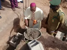 المونسنيور إسطفان مامزا، راعي أبرشيّة يولا، يضع الحجر الأساس لكابيلا في أحد السجون النيجيريّة
