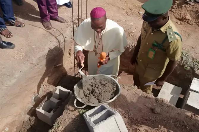 المونسنيور إسطفان مامزا، راعي أبرشيّة يولا، يضع الحجر الأساس لكابيلا في أحد السجون النيجيريّة