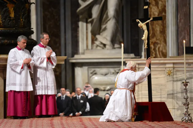 البابا بنديكتوس السادس عشر تحت أقدام الصليب في كاتدرائيّة القديس بطرس-الفاتيكان يوم الجمعة العظيمة في 6 أبريل/نيسان 2012
