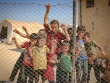 مجموعة من الأطفال السوريّين اللاجئين في المخيّمات