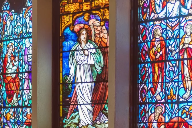 نافذة من الزجاج المعشق المزدان بصور مقدّسة في إحدى الكنائس
