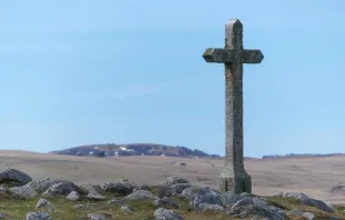 صليب حجري في بورن، فرنسا Provided by: Philippe Bout via Unsplash