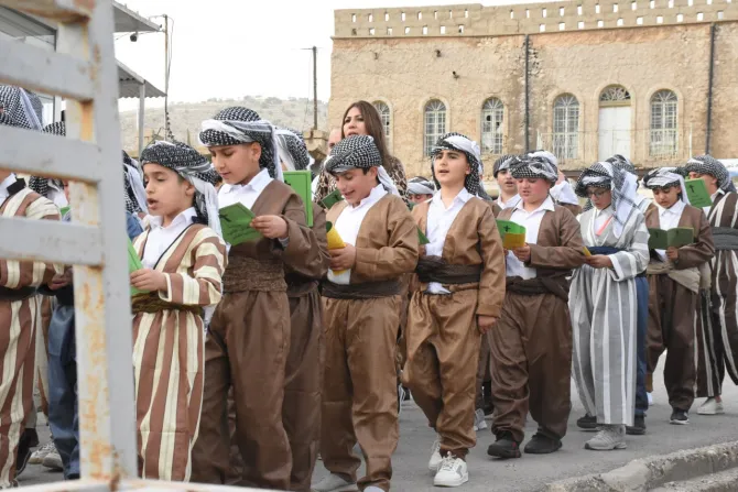 أطفال و تلاميذ المدارس يشاركون في مسيرة السعانين في القوش 2022