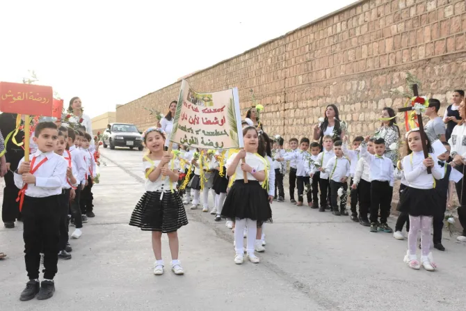 اطفال روضة في القوش يشاركون في مسيرة السعانين 2020