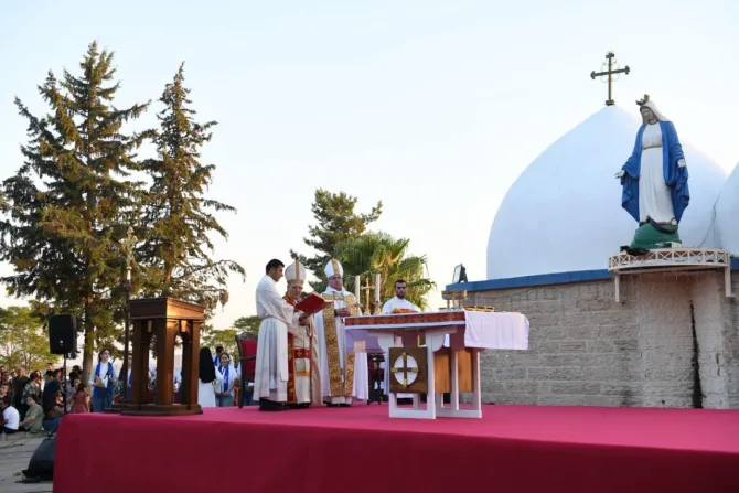 البطريرك لويس ساكو والمطران بشار متي وردة يحتفلان بقداس عيد انتقال مريم العذراء في مزار مريمانا، في عنكاوا يوم الاثنين 15 أغسطس/أب 2022