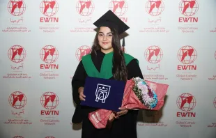 الطالبة نهرين أوديش، إحدى المتخرّجات من الجامعة الكاثوليكيّة في أربيل ومتدرّبة في «آسي مينا» Provided by: ACI MENA