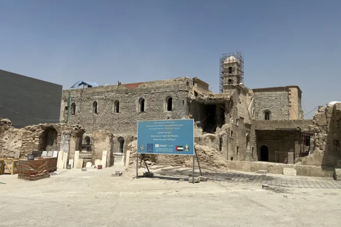 من عمليّات إعادة الترميم الخارجيّ لكنيسة الساعة في الموصل، العراق