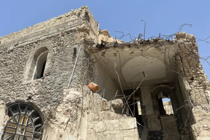 اثار الدمار والخراب الذي تعرضت له كنيسة  الساعة على يد تنظيم الدولة الاسلامية في الموصل
