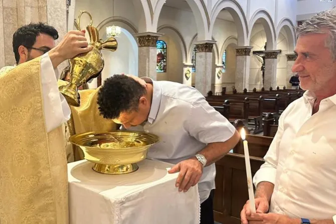 رونالدو ينال سرّ المعموديّة في كنيسة القديس يوسف الكاثوليكيّة في ساو باولو، البرازيل