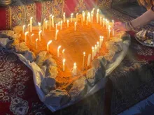 مركز التعليم المسيحي التابع لكنيسة سيّدة النجاة في حمص يضيء الشموع من أجل ضحايا الزلزال