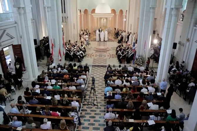الحضور في الكنيسة الكبرى بدير سيدة النجاة البطريركي صباح يوم السبت 18 يونيو.