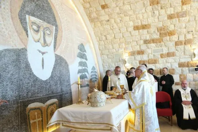 العبسي يترأس القداس الإلهي في كنيسة مار شربل في بلدة فاريا اللبنانيّة