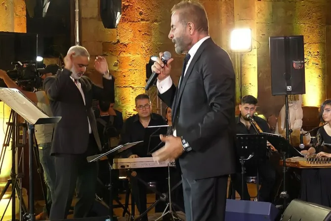 الفنّان غسان صليبا يشارك في الأمسية التي أقامها كورال «المحبّة-سورية» في متحف طرطوس الوطني