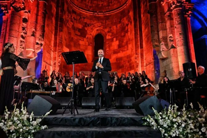 الفنّان غسان صليبا يشارك في الأمسية التي أقامها كورال «المحبّة-سورية» في متحف طرطوس الوطني