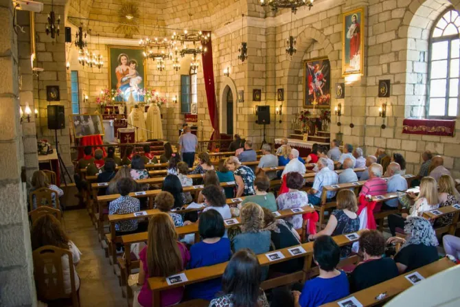 المؤمنون يشاركون في القداس الإلهي في كنيسة مار ميخائيل للأرمن الكاثوليك (كسب)