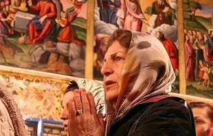 امرأة تصلّي في إحدى كنائس إيران Provided by: Pinterest