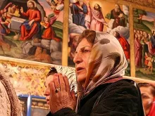 امرأة تصلّي في إحدى كنائس إيران
