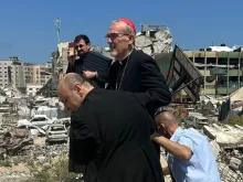 بيتسابالا يتفقّد المنطقة القريبة من كنيسة العائلة المقدّسة في غزّة، يُرافقه كاهن الرعيّة الأب جبرائيل رومانيلي