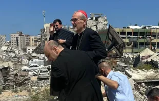 بيتسابالا يتفقّد المنطقة القريبة من كنيسة العائلة المقدّسة في غزّة، يُرافقه كاهن الرعيّة الأب جبرائيل رومانيلي مصدر الصورة: البطريركيّة اللاتينيّة في القدس