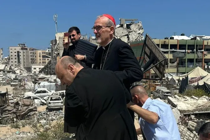بيتسابالا يتفقّد المنطقة القريبة من كنيسة العائلة المقدّسة في غزّة، يُرافقه كاهن الرعيّة الأب جبرائيل رومانيلي