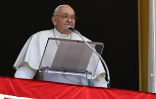 البابا فرنسيس يتلو صلاة «افرحي يا ملكة السماء» مع المؤمنين المحتشدين في ساحة القدّيس بطرس-الفاتيكان مصدر الصورة: فاتيكان ميديا